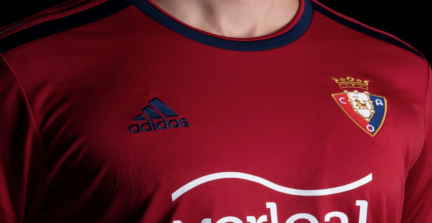 detalle camiseta titular con escudo de CA Osasuna
