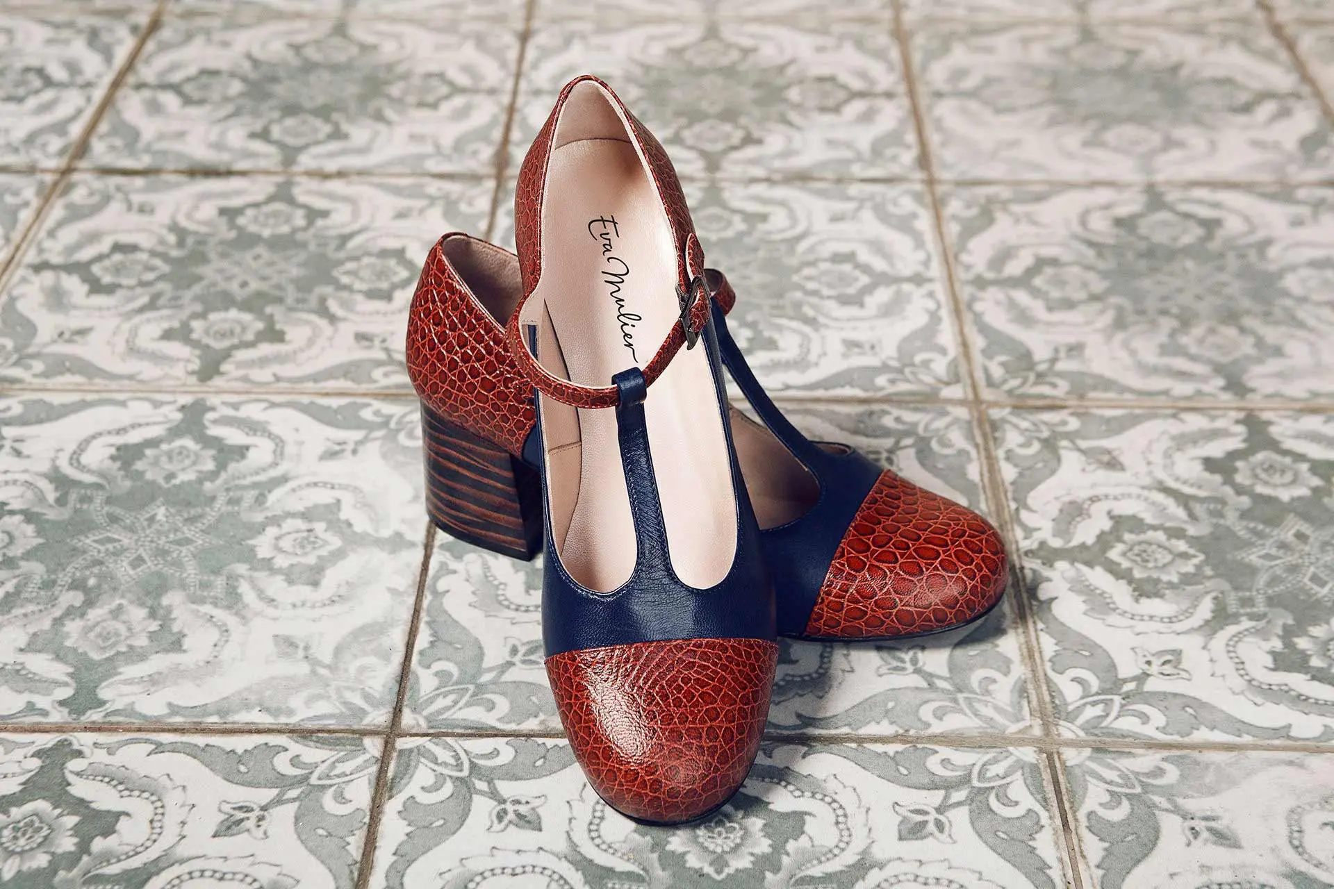 imagen de un par de zapatos exclusivos rojos y azules de Eva Mulier