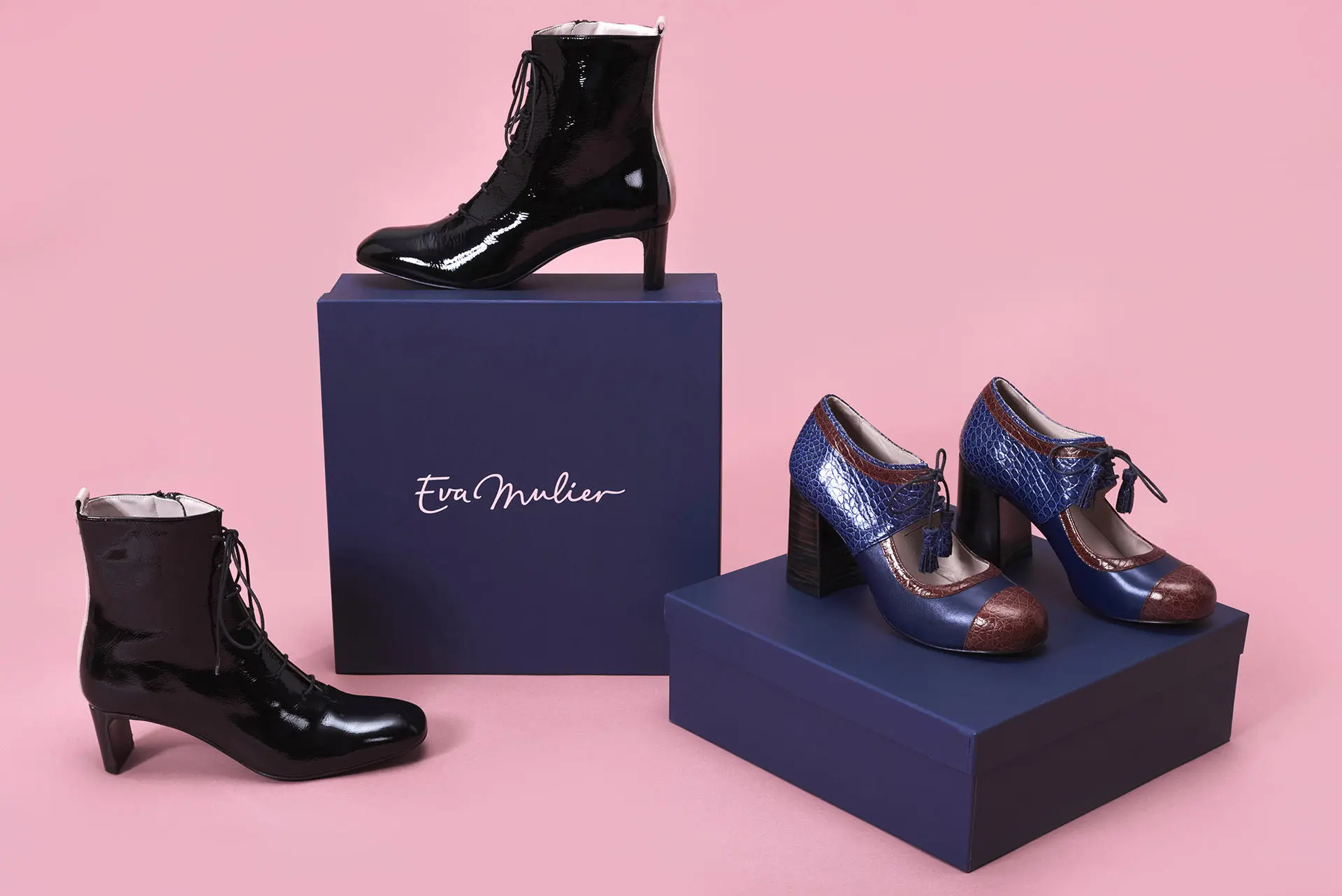 imagen de diferentes cajas de zapatos con la marca estampada y zapatos de Eva Mulier