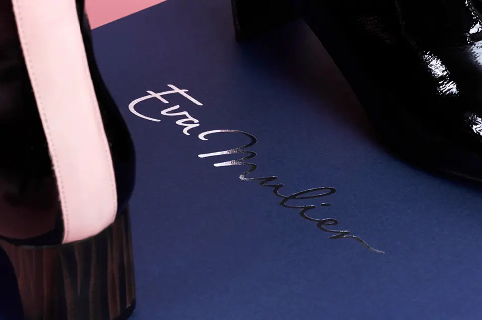 detalle de logotipo estampado en la caja corporativa de zapatos de Eva Mulier