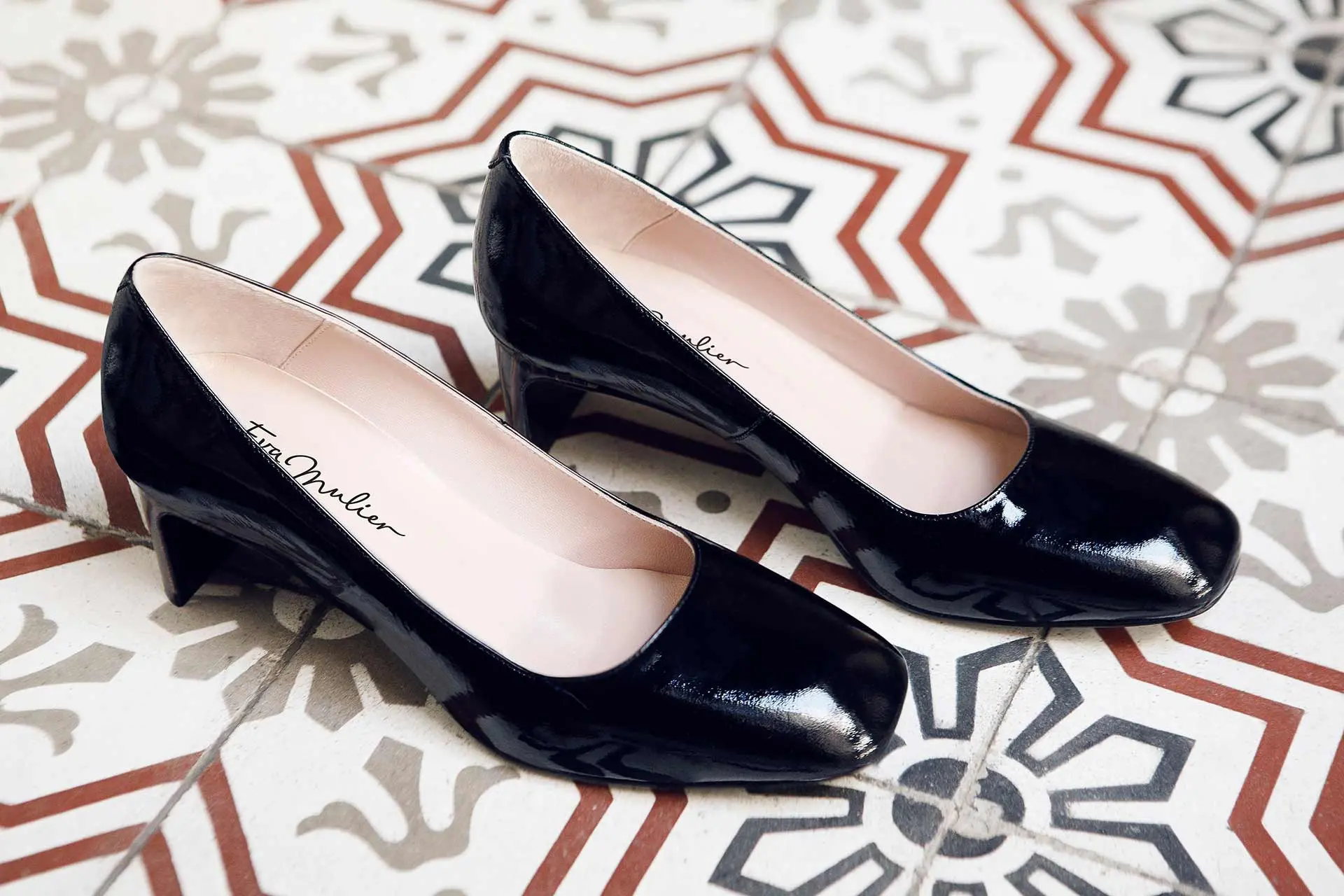 imagen de un par de zapatos exclusivos negros de Eva Mulier