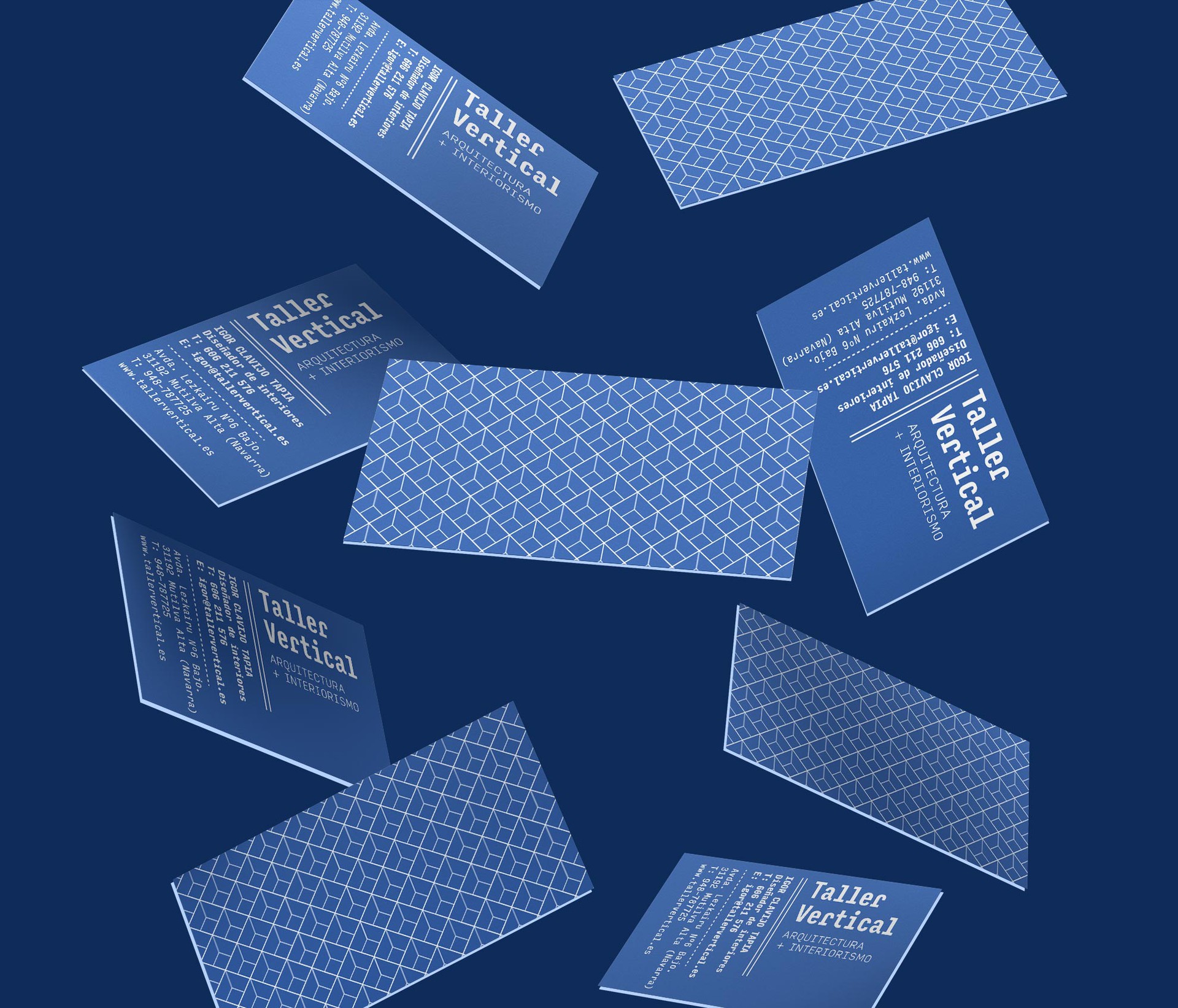 Imagen de tarjetas corporativas sobre fondo azul de Taller Vertical