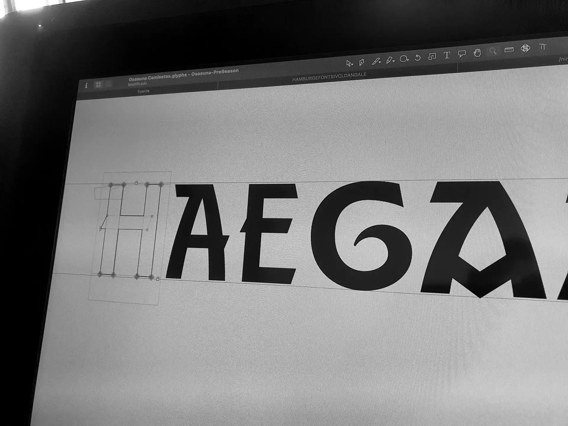 bocetos digitales en pantalla en la fase de diseño de la tipografía a medida para el CA Osasuna
