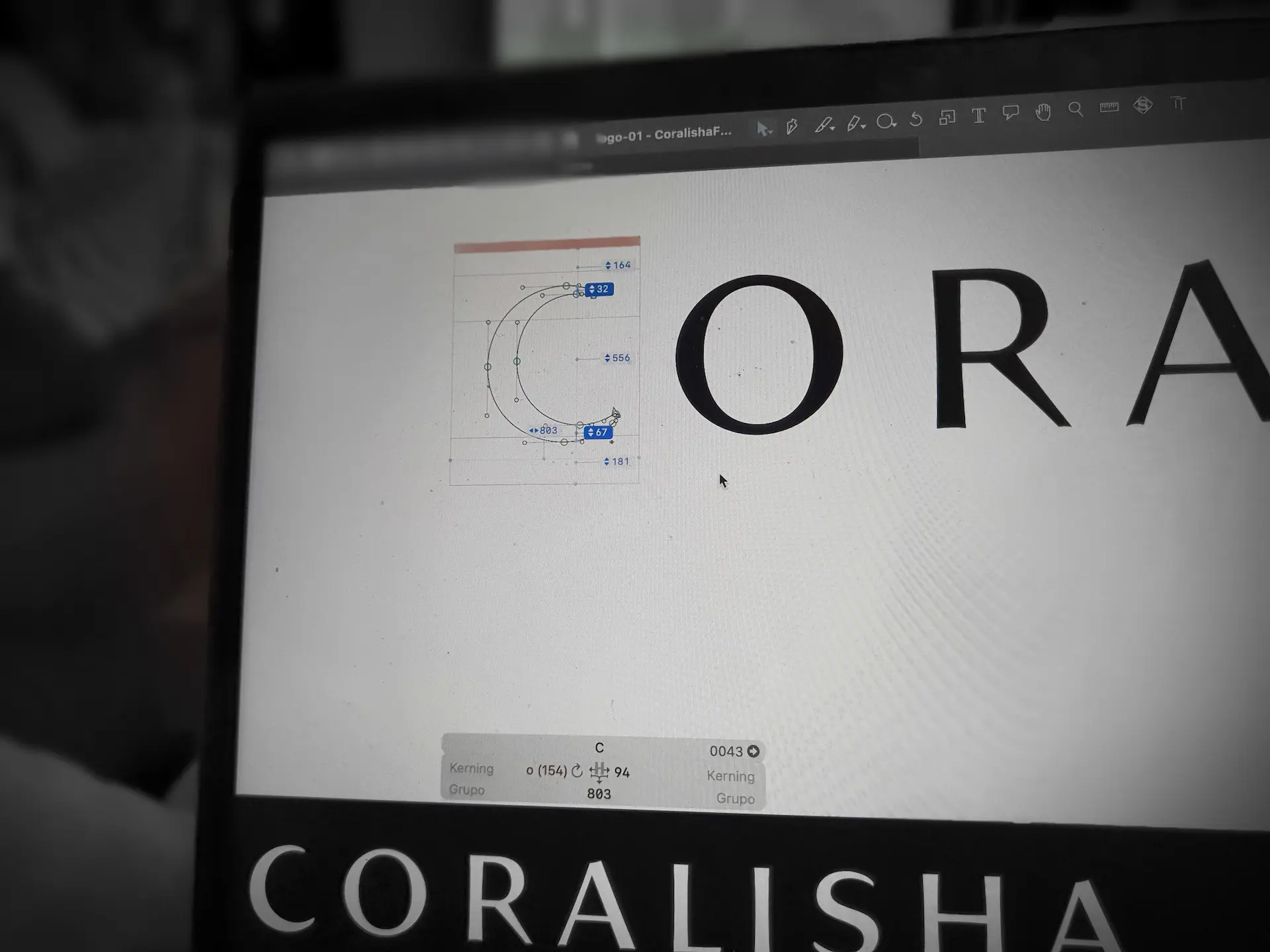 Imagen del proceso de diseño del logotipo de coralisha. Detalle de construcción de la C