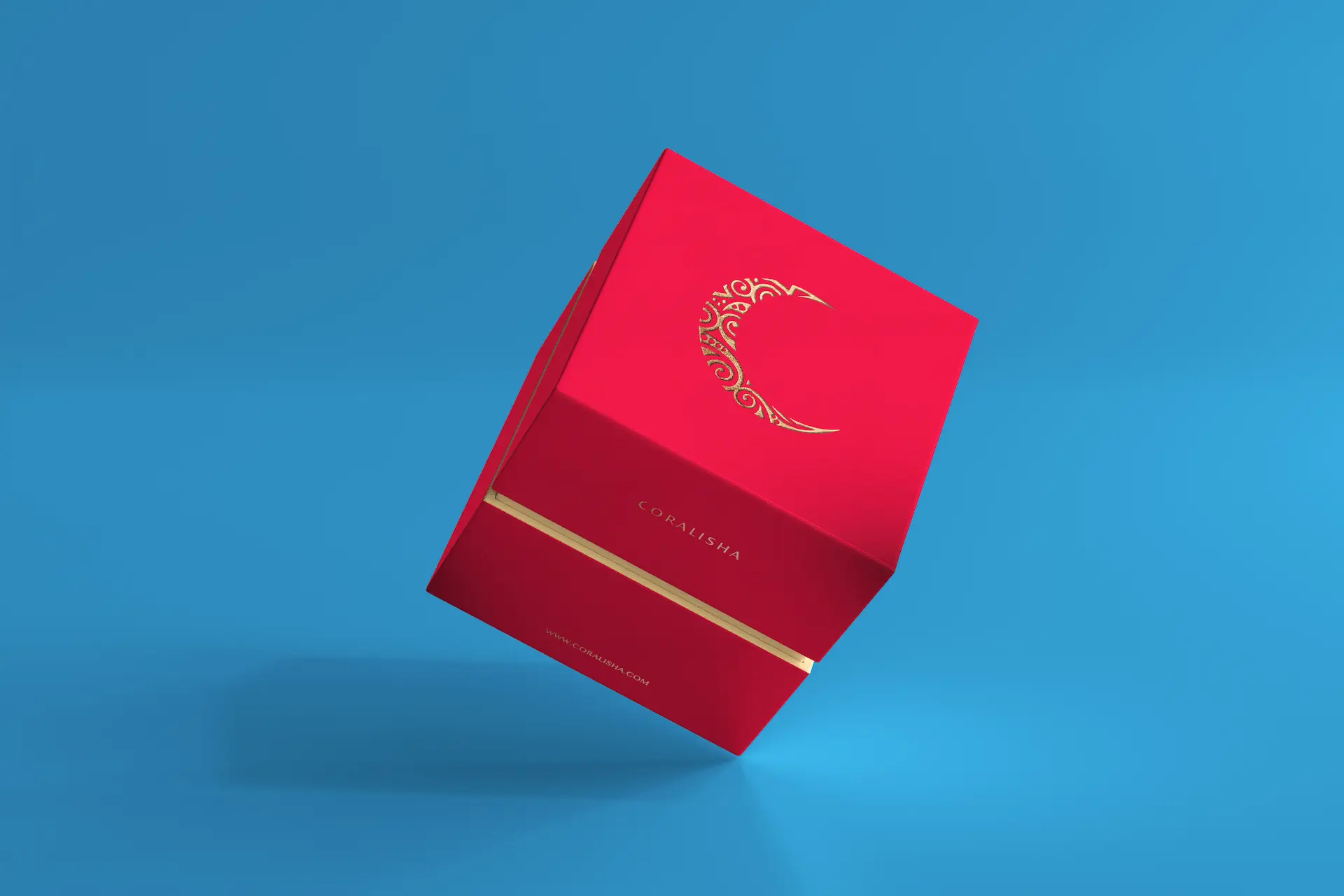 Caja roja corporativa con logotipo estampado para joyas de Coralisha sobre fondo azul