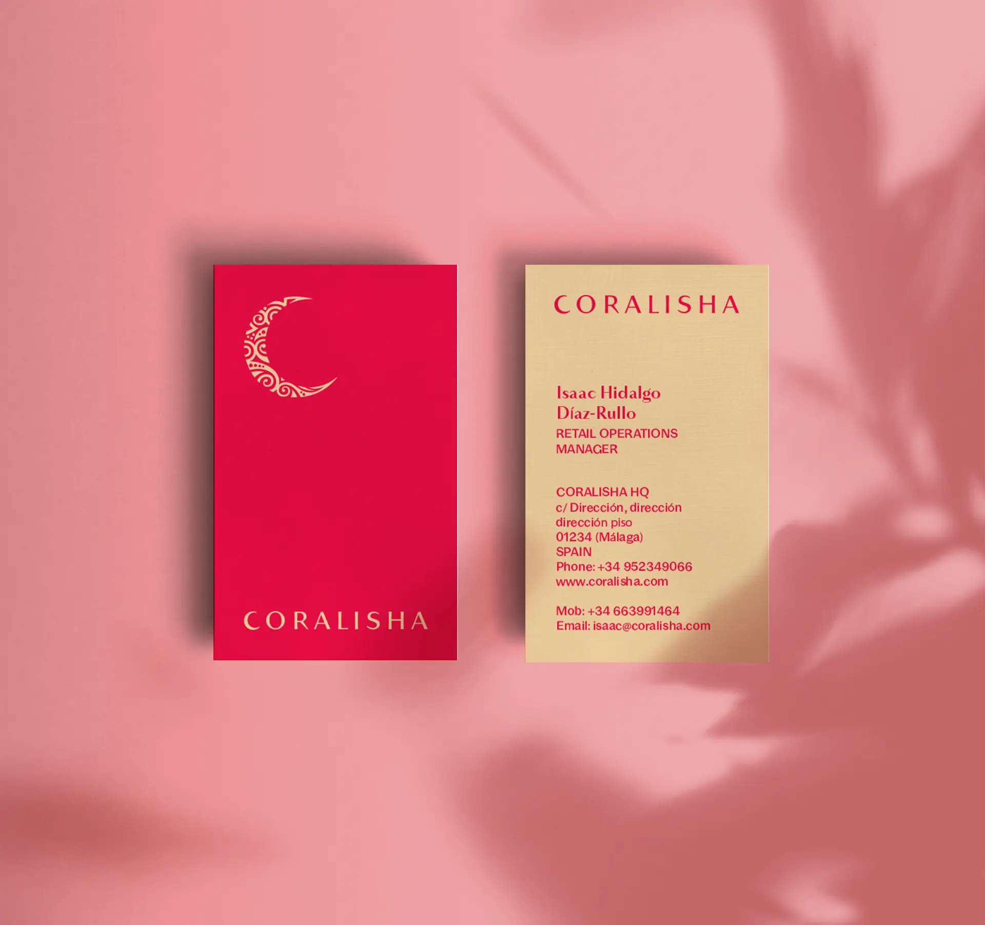 Tarjeta corporativas en rojo y beige de la marca Coralisha sobre fondo rosa