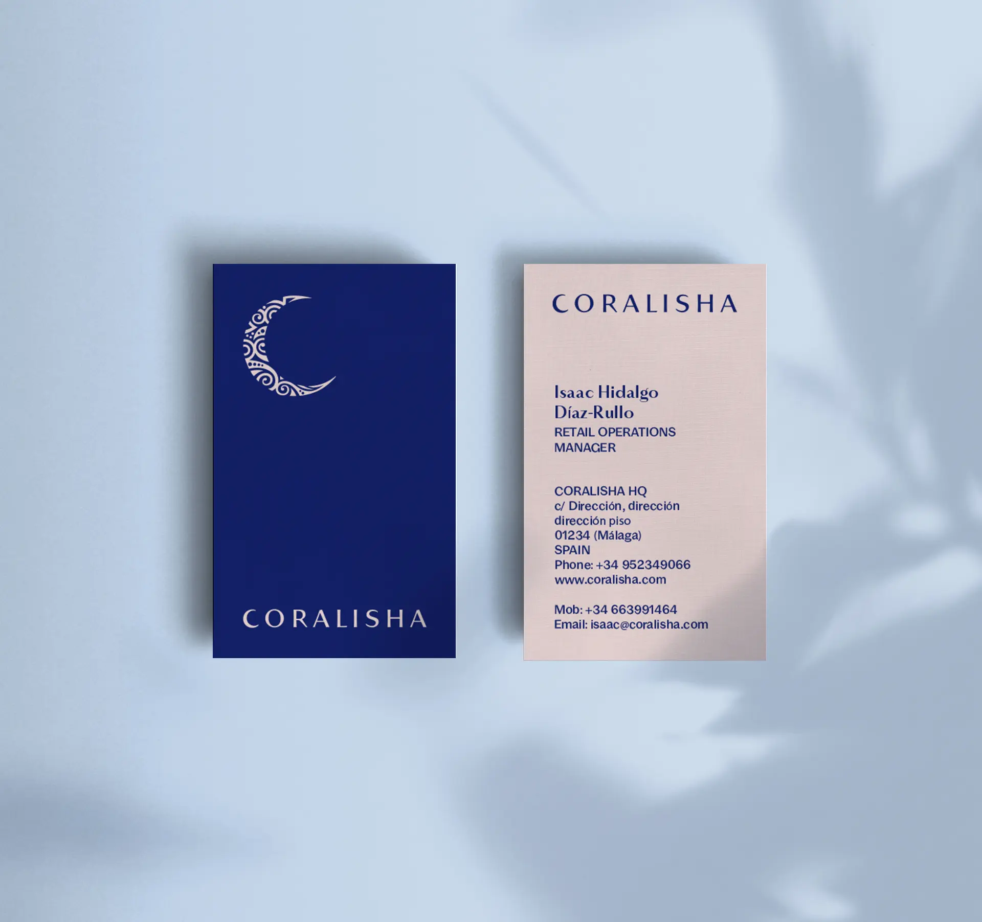 Tarjeta corporativas en azul y beige de la marca Coralisha sobre fondo azul